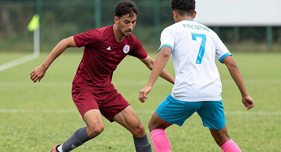 Adou Minh và ba ngày học lại tên nhau ở hàng thủ Việt Nam