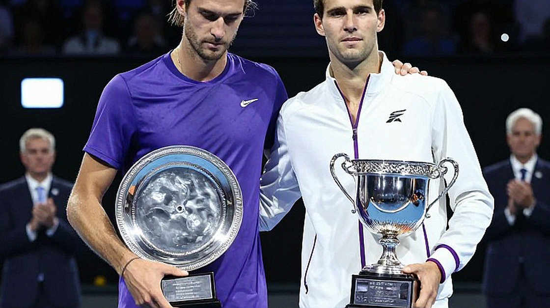 Nhãn “tennis” trên một tài liệu về xe buýt điện: lỗi đường ống dữ liệu trong tin thể thao